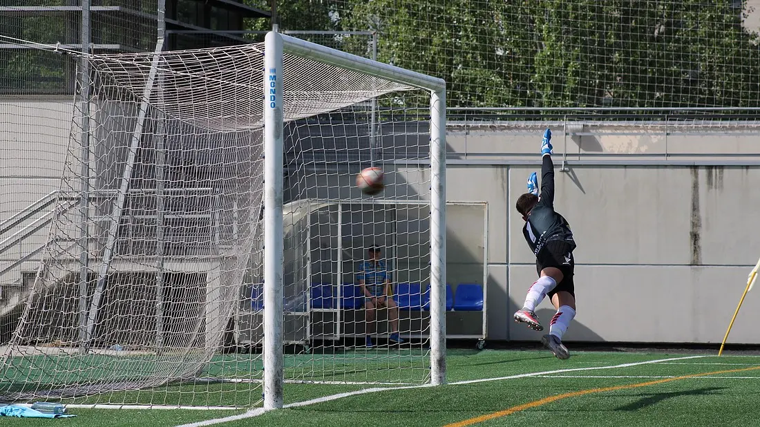 Gol de falta de Iago Outeiri&ntilde;o
