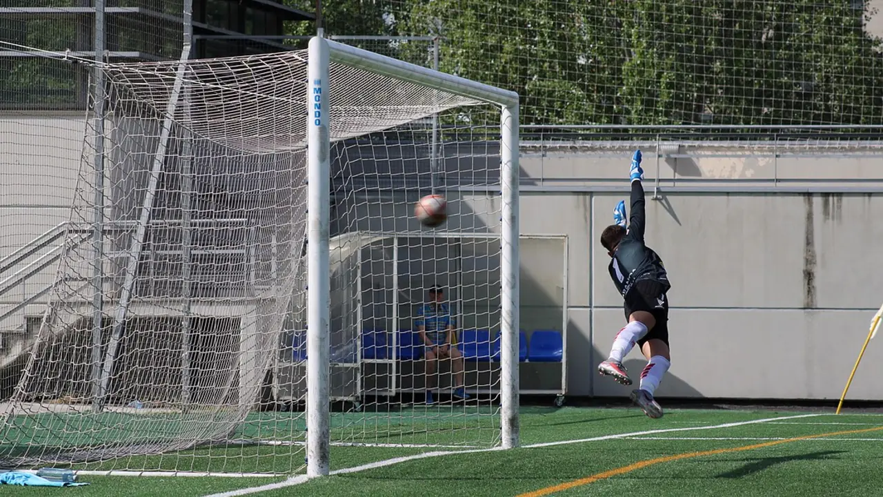 Gol de falta de Iago Outeiri&ntilde;o