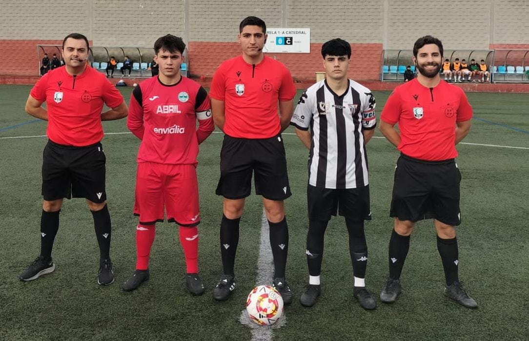 Os capitáns de ambos equipos co trio arbitral