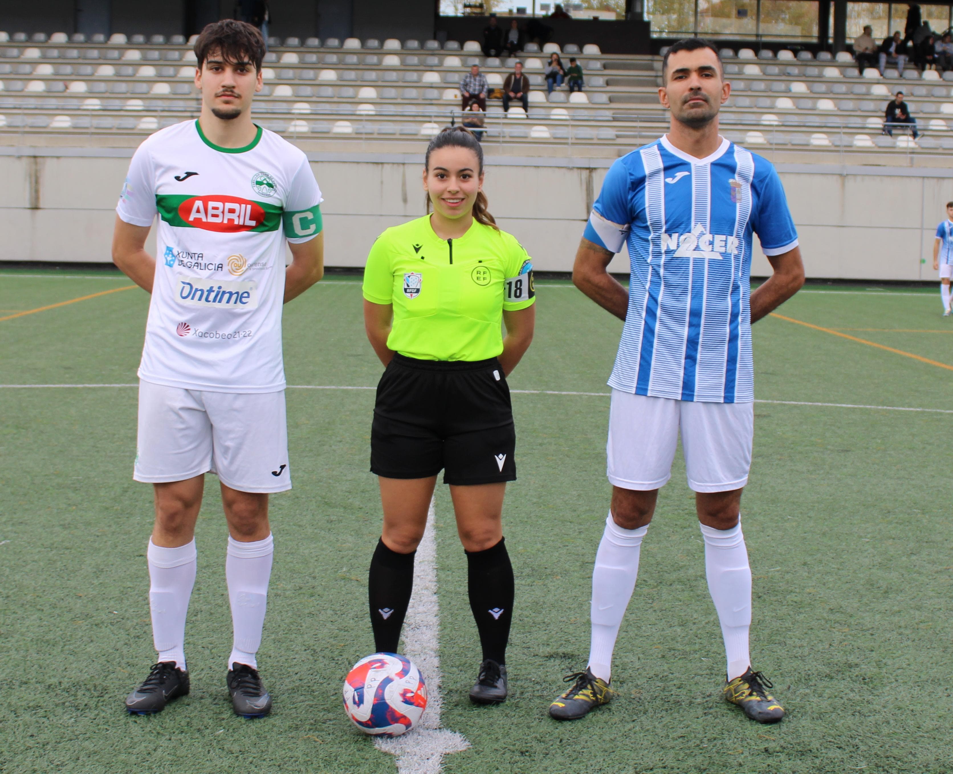 Os capitáns de ambos equipos coa colexiada do partido