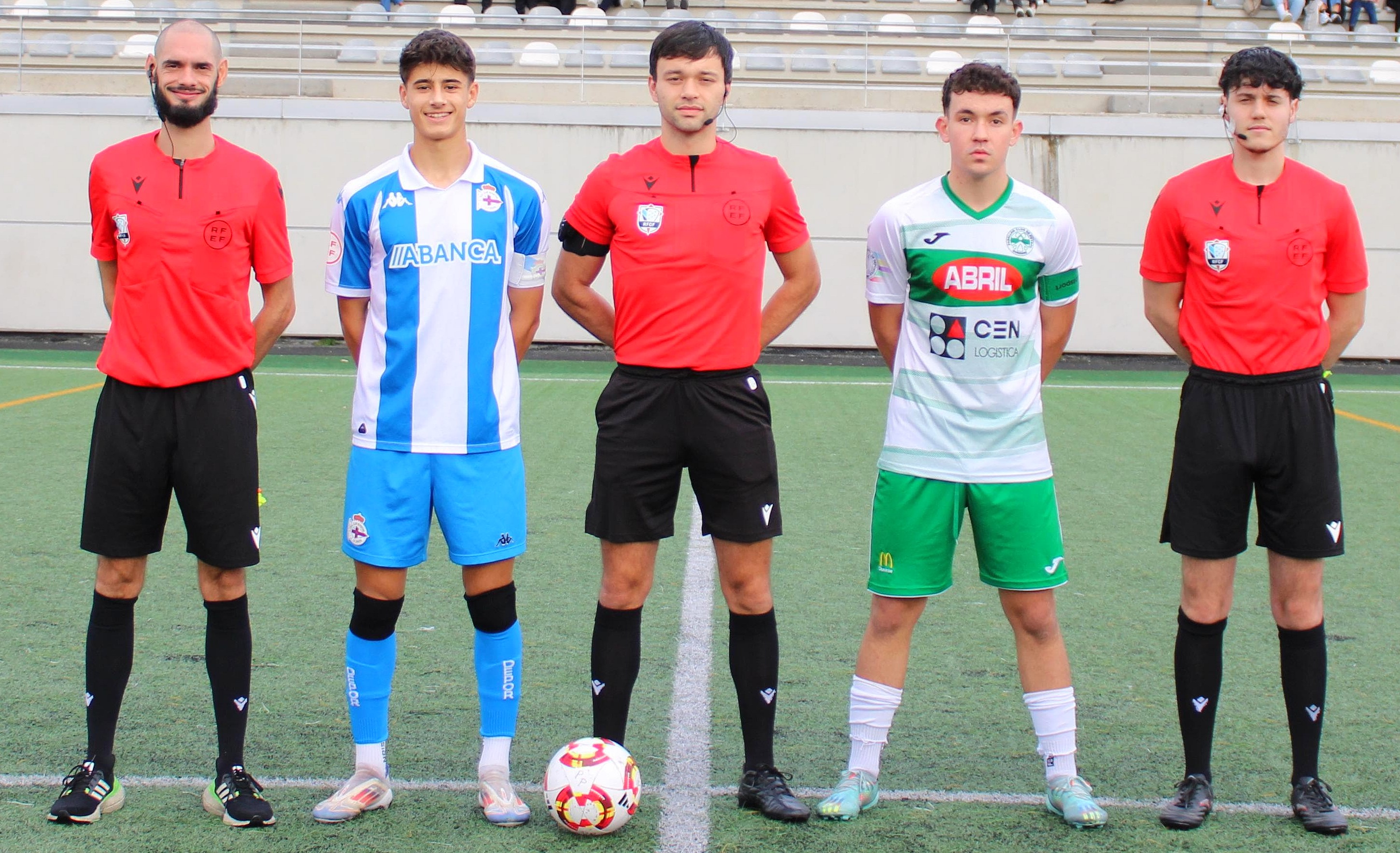 Os capitáns de ambos equipos co trio arbitral