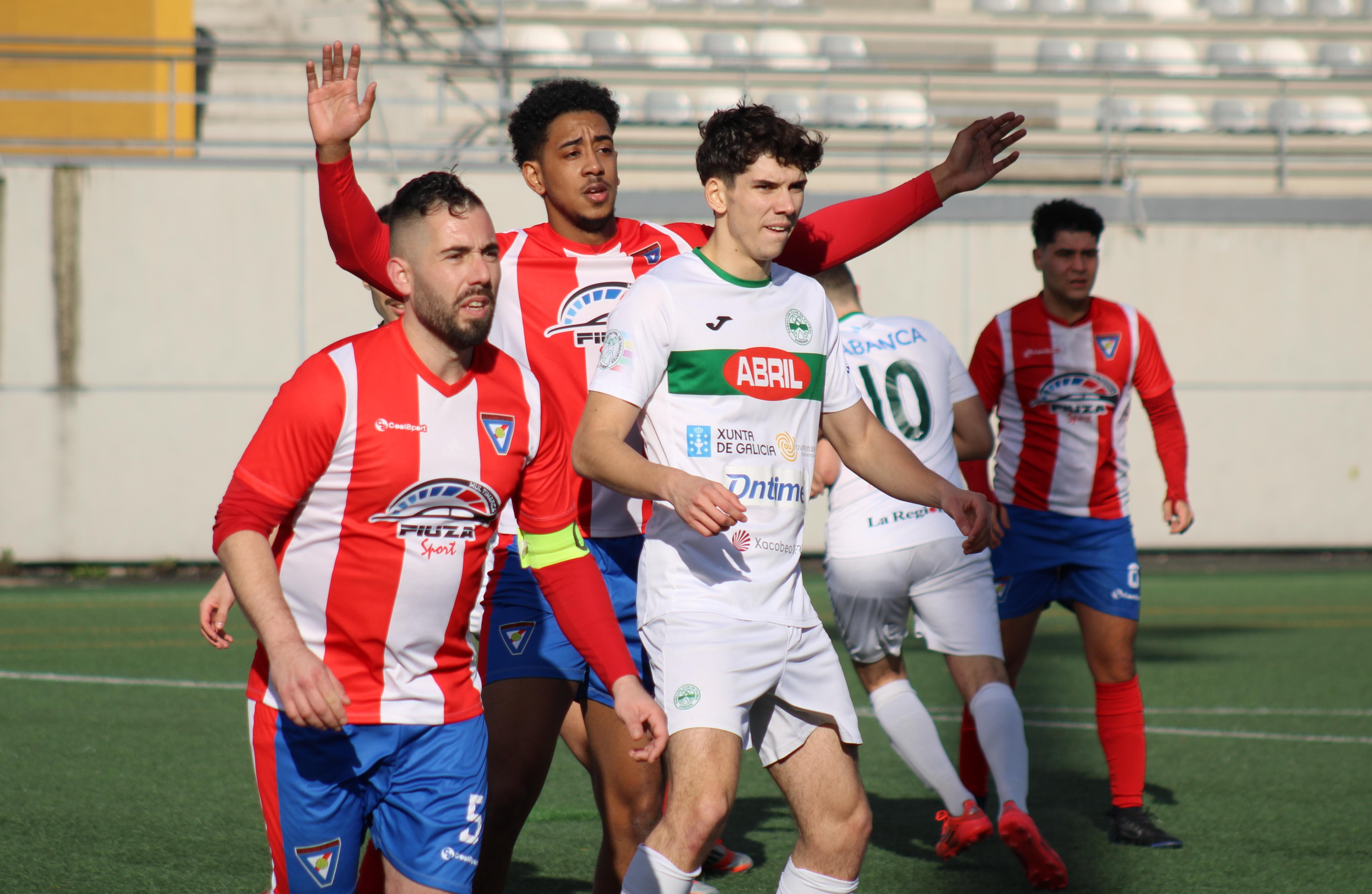 Diego, rodeado de defensas rivales, fue el autor del primer gol local