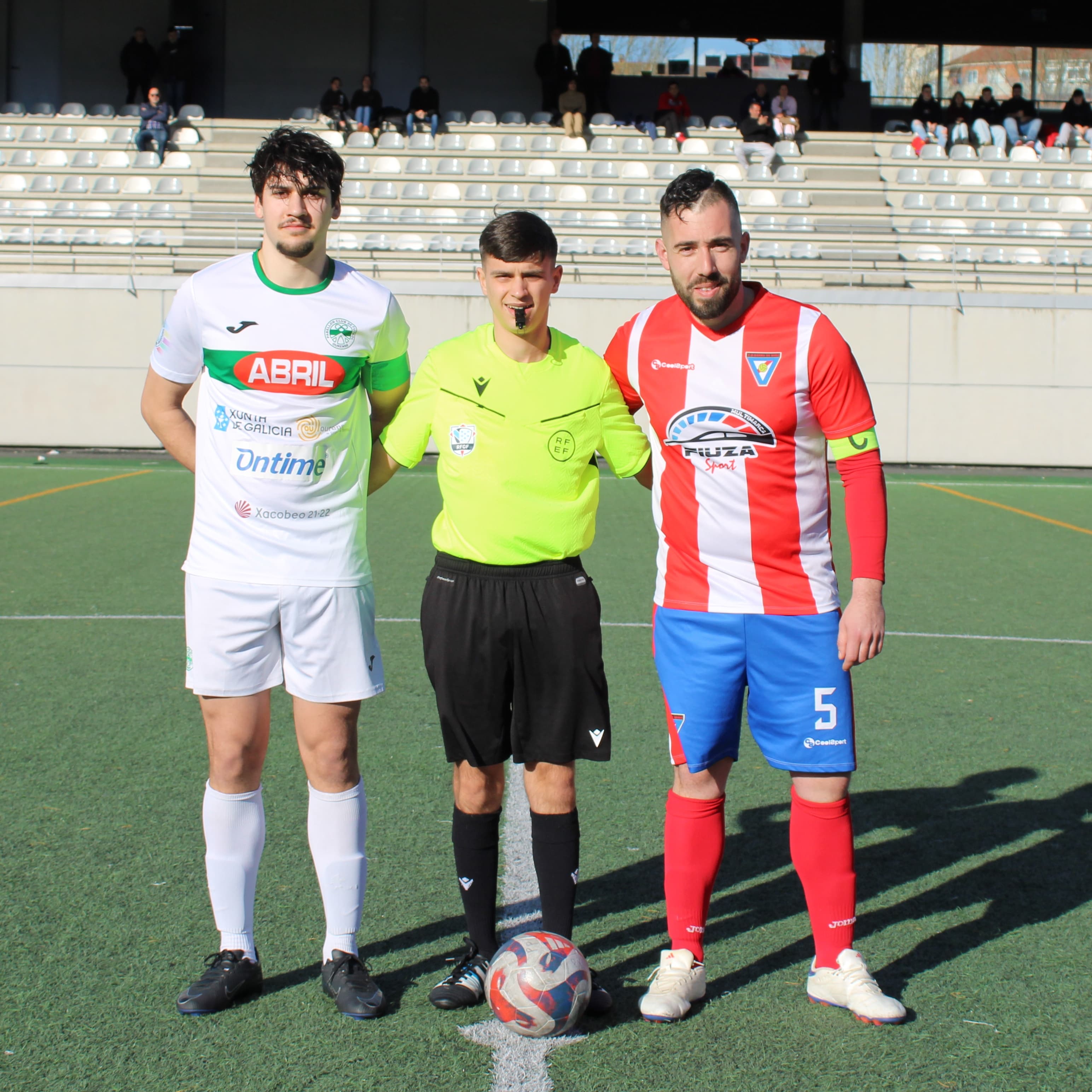 Os capitáns de ambos equipos co colexiado do partido