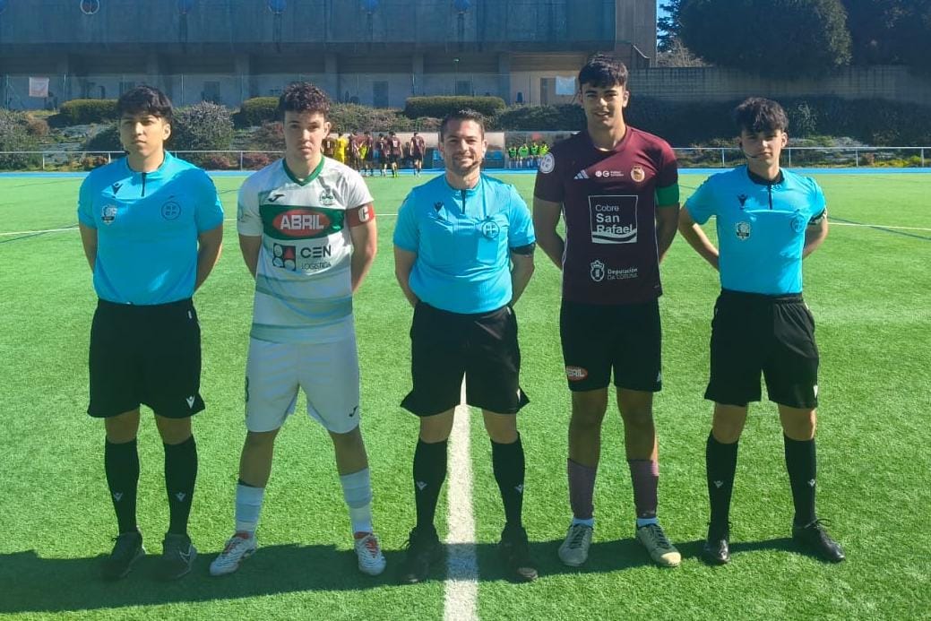 Os capitáns de ambos equipos co trio arbitral