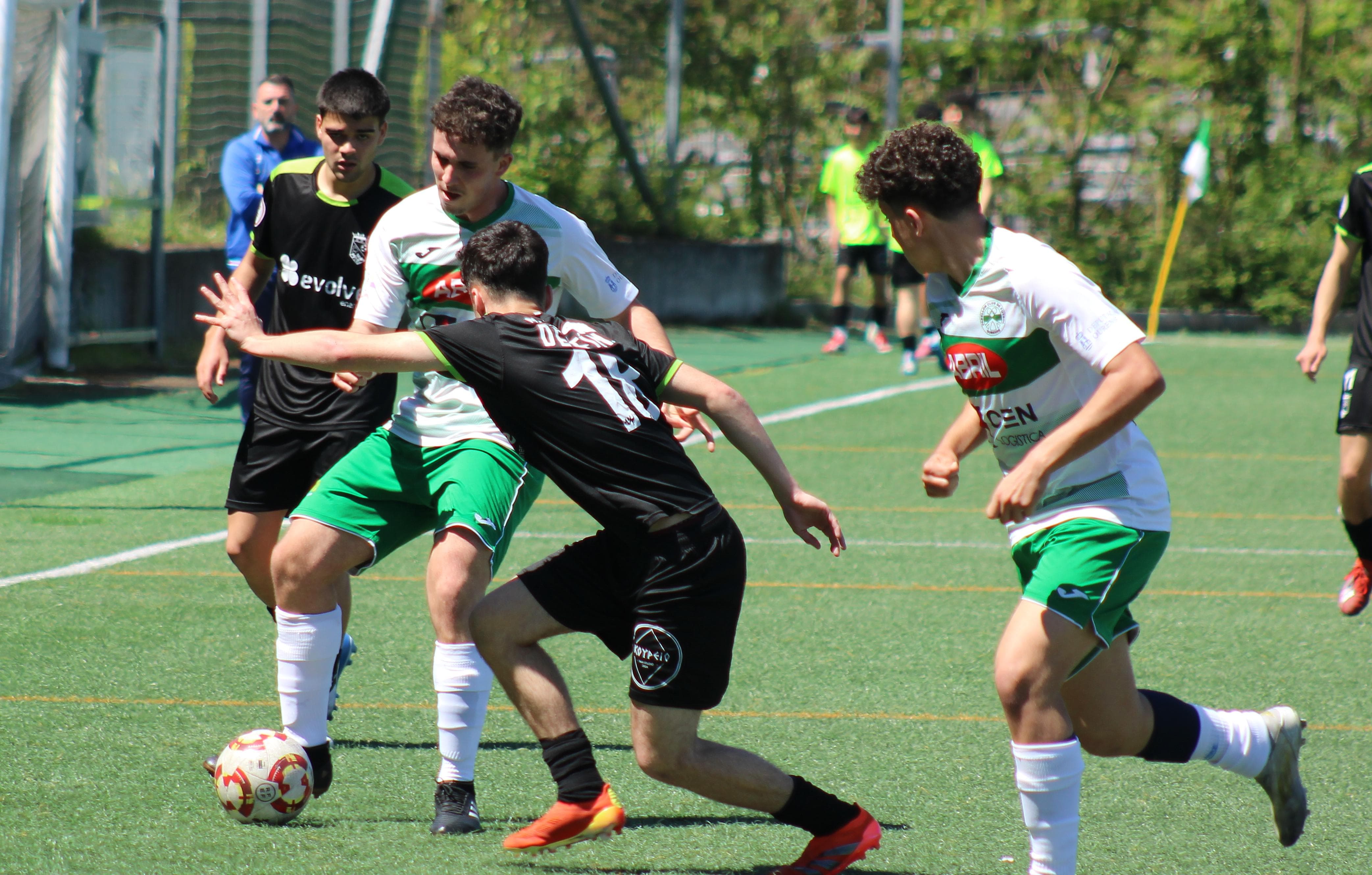 Bruno intenta avanzar ante a presenza dun rival