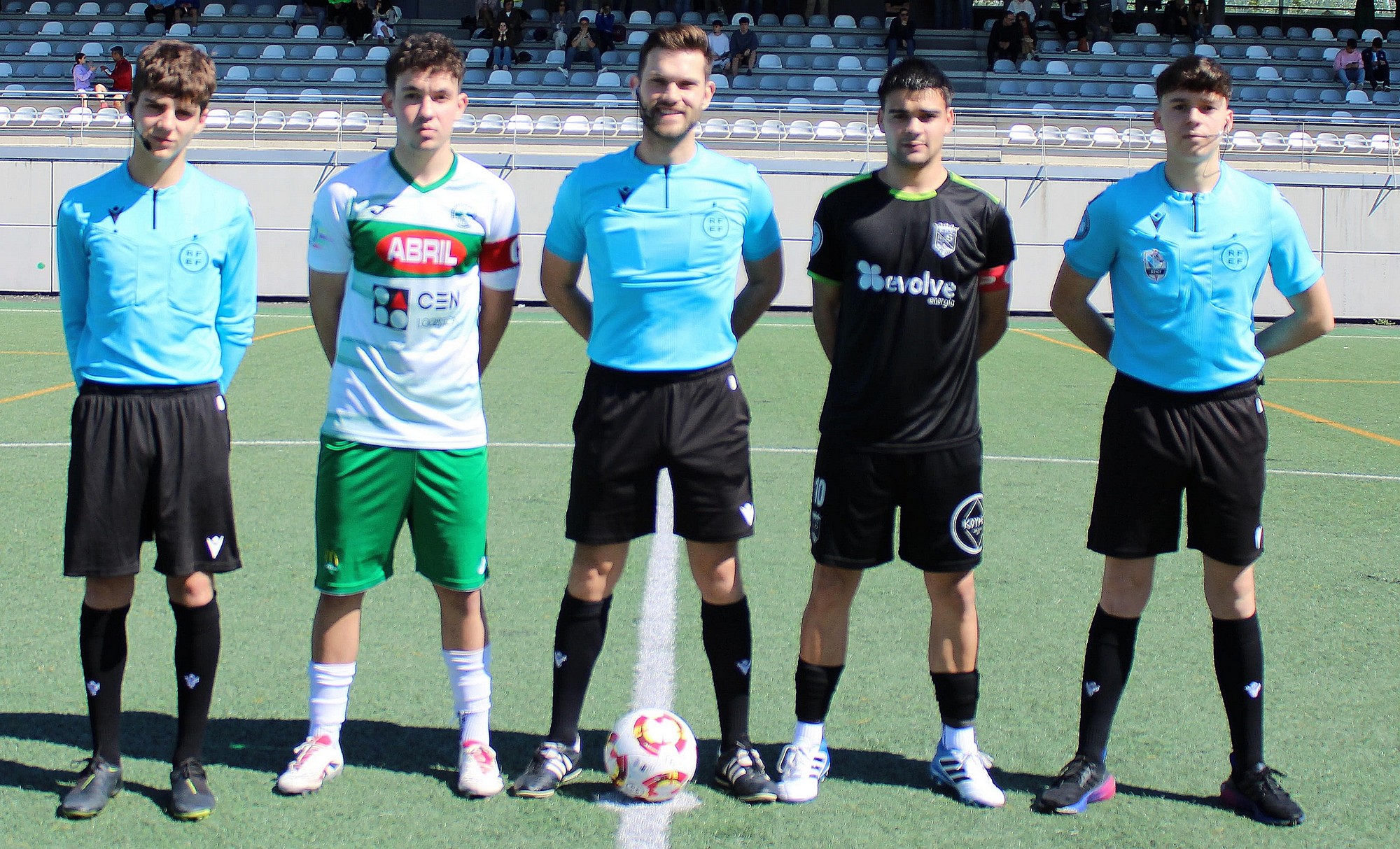 Os capitáns de ambos equipos co trio arbitral