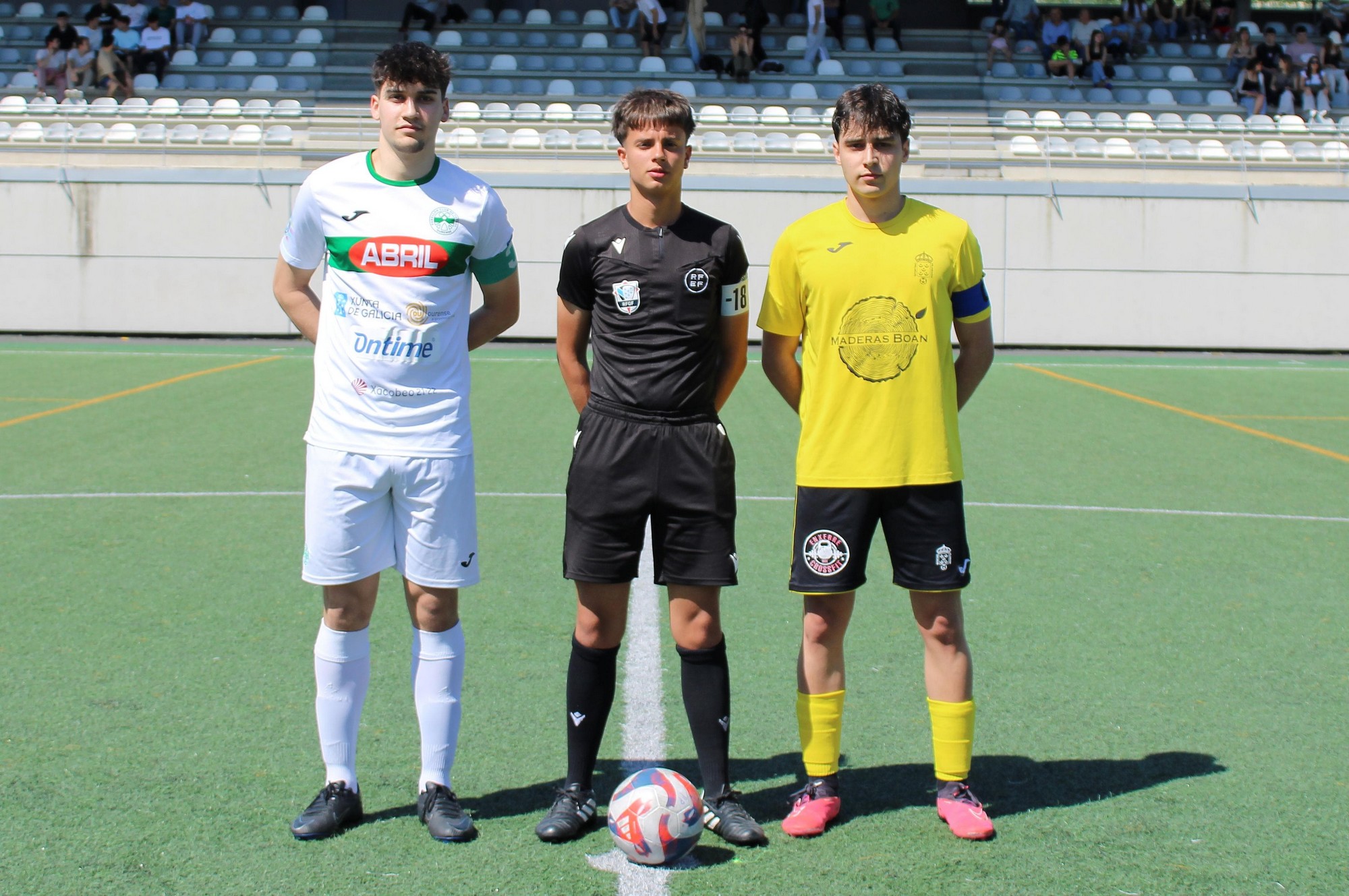 Os capitáns de ambos equipos co colexiado do partido