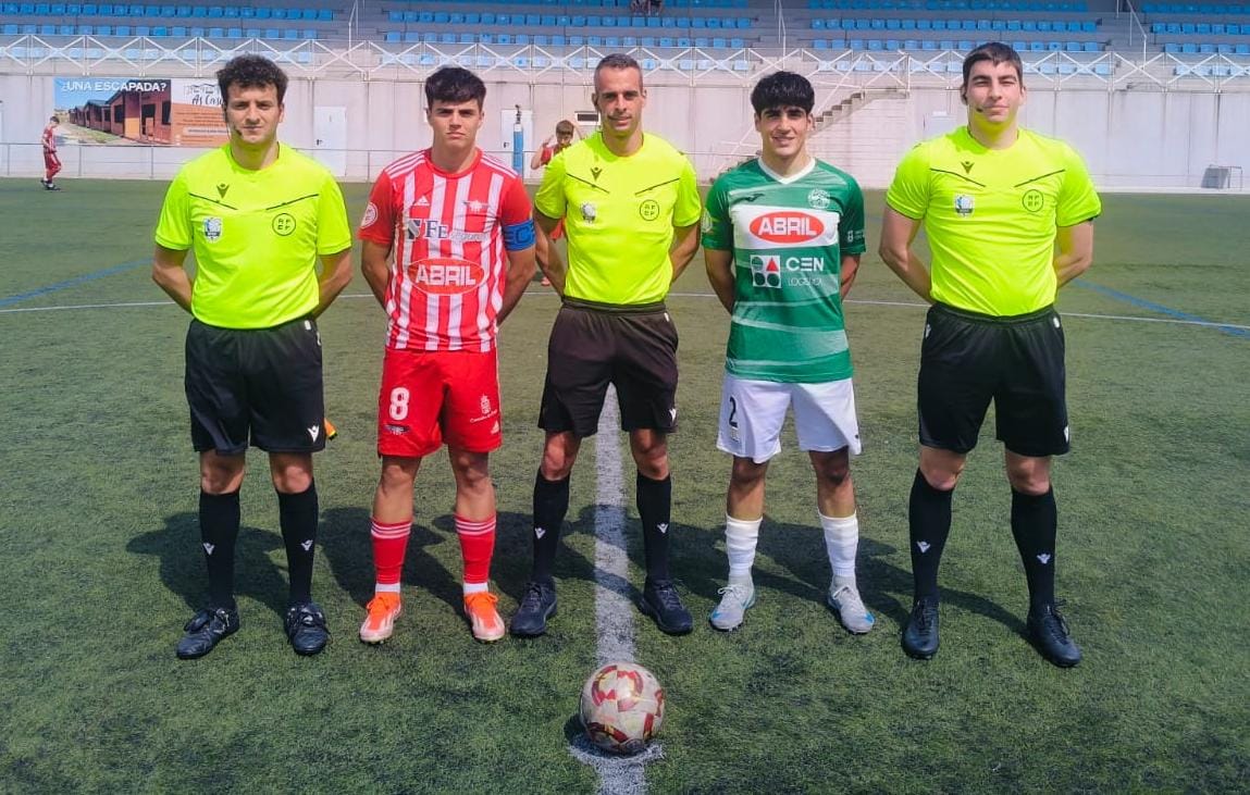 Os capitáns de ambos equipos Adrián (Alondras) e Jorge (Pabellón) co trio arbitral