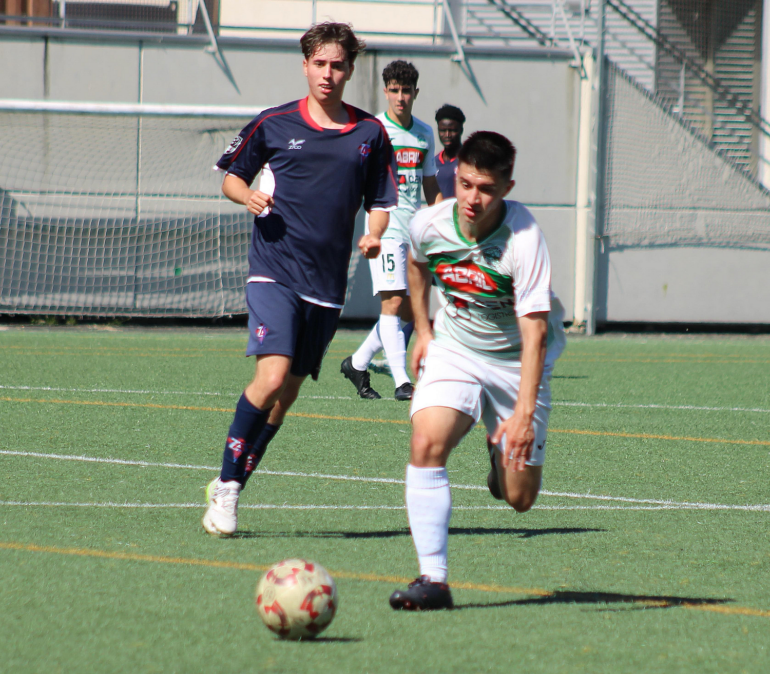 Ander avanza co balón ante a presenza dun rival