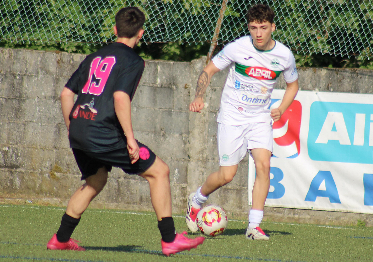 O xuvenil Iker Regueira marcou o primeiro gol no Outeirio