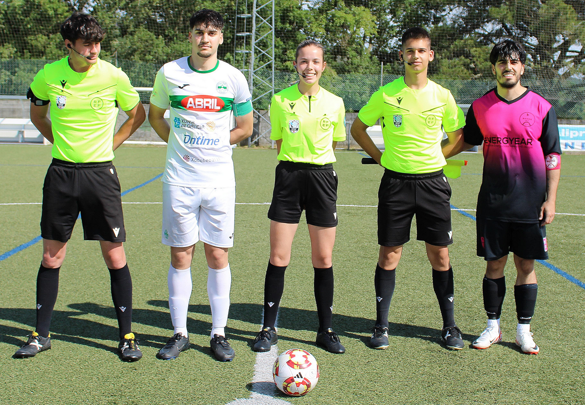 Os capitáns de ambos equipos co trio arbitral