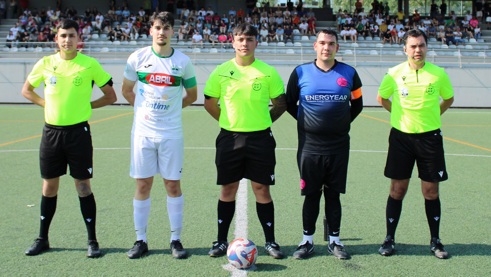 Os capitáns de ambos equipos, Sergio (Pabellón) e Apolo (Bande) co trio arbitral