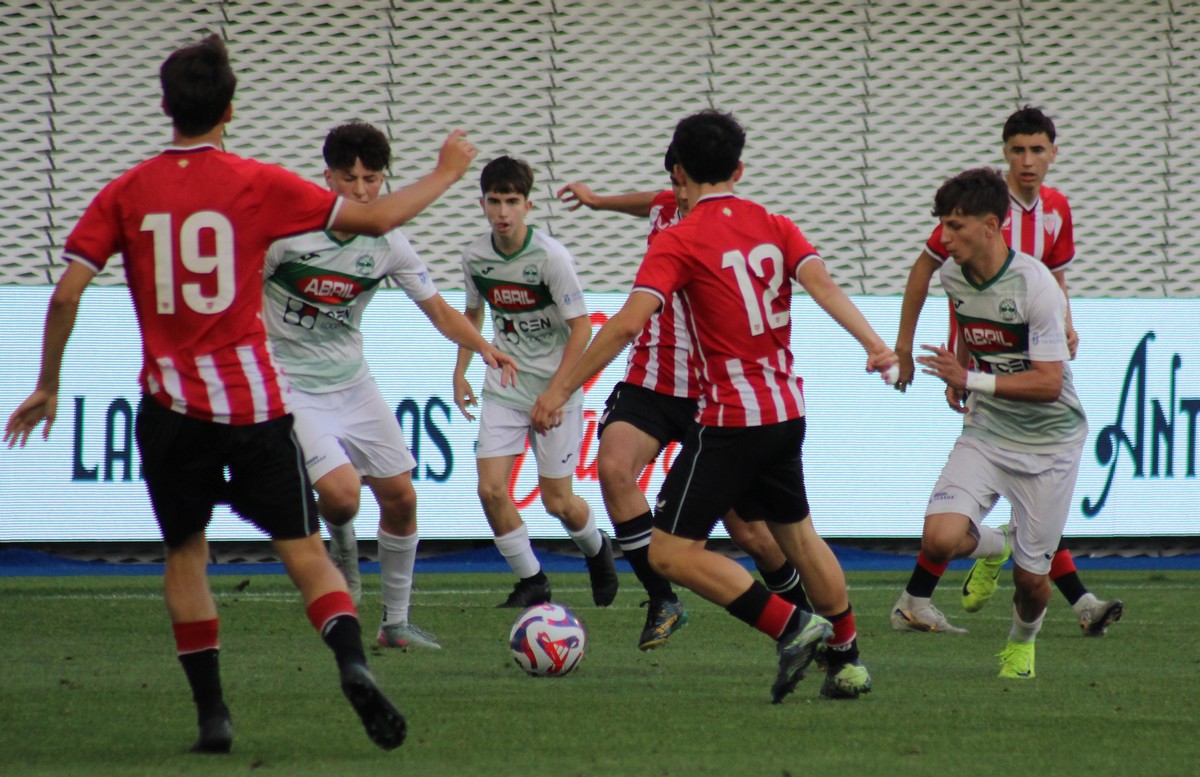 El Athletic se impuso al Pabellón en su debut en el torneo