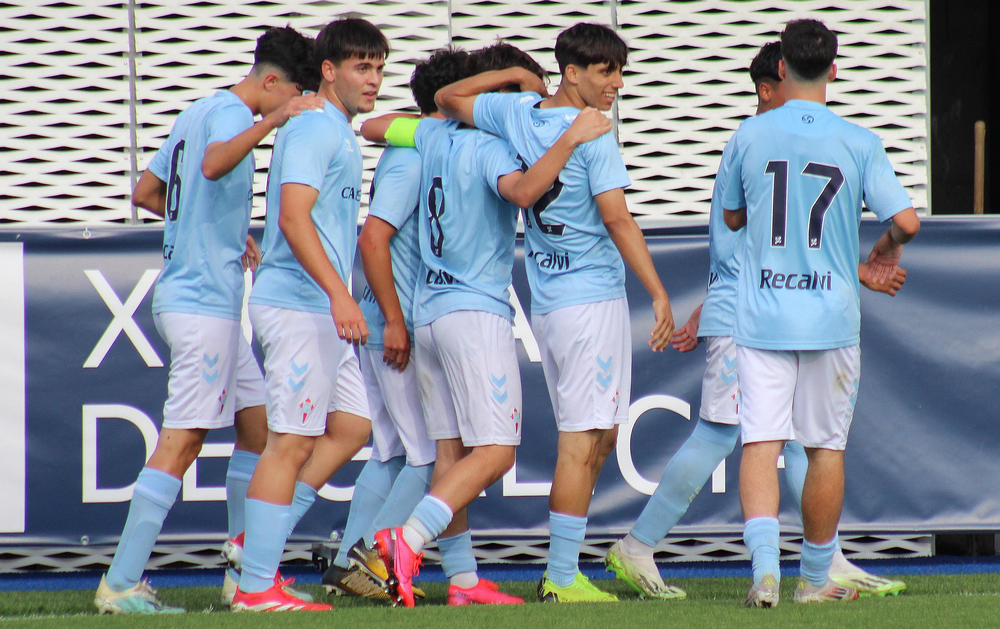 Los jugadores del Celta celebran el gol de Izan Pastoriza