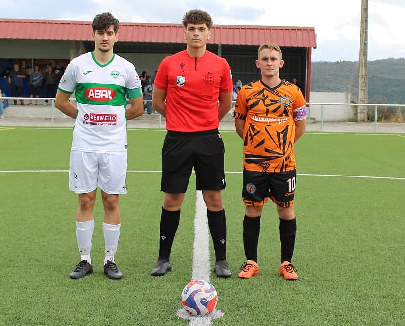 Os capitáns de ambos equipos co colexiado do partido