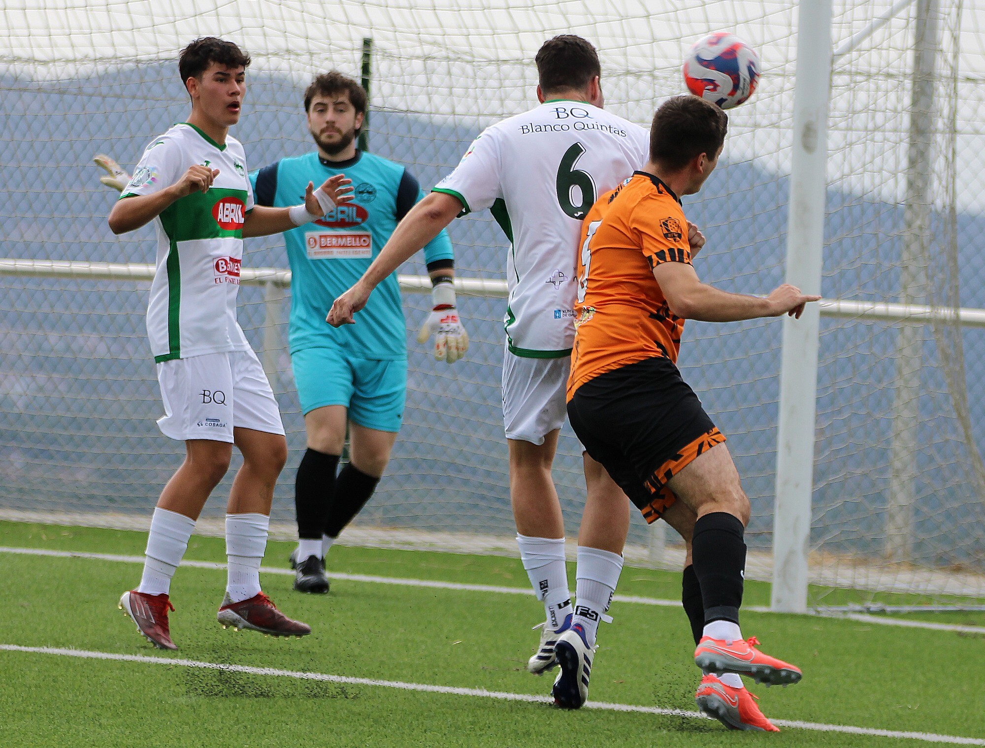 Rubén disputa un balón aéreo co local Xurxo