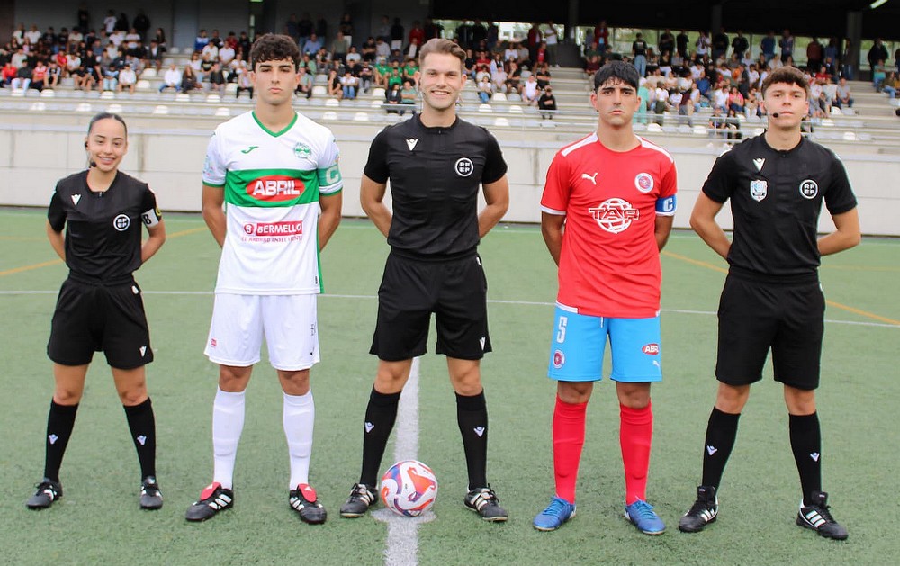 Os capitáns de ambos equipos co trio arbitral