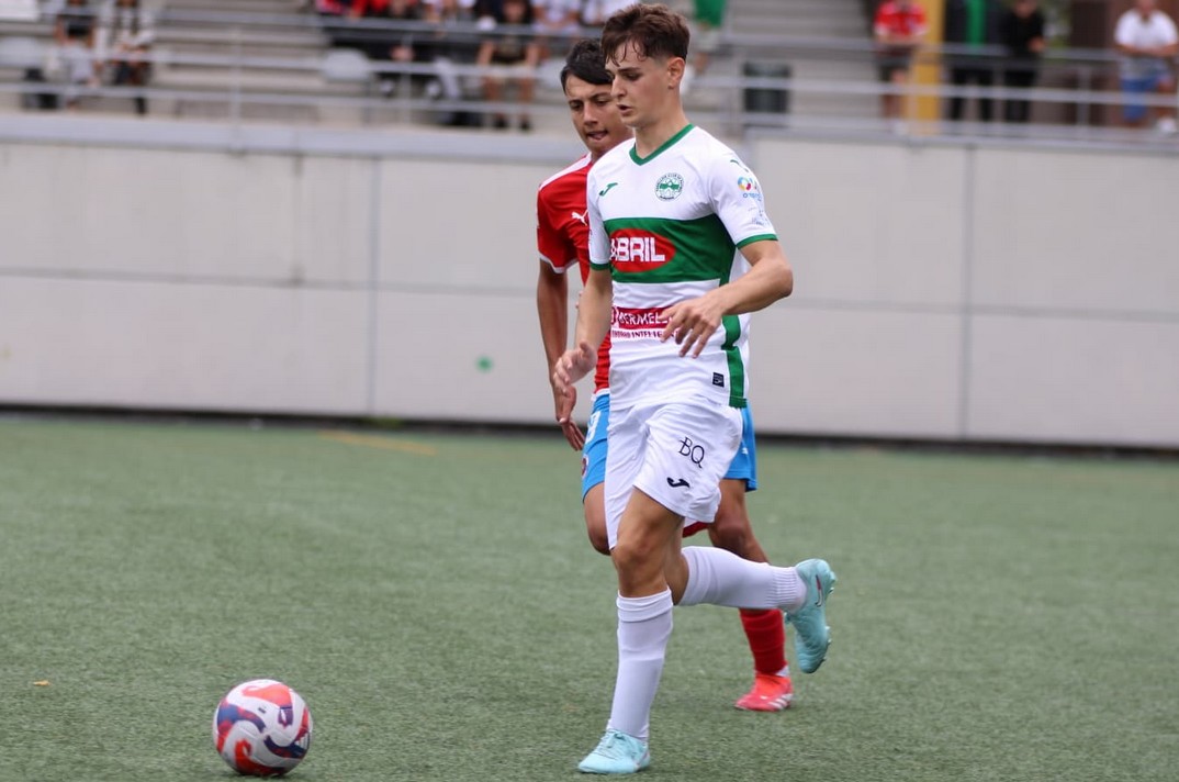 André avanza co balón ante a presenza dun rival