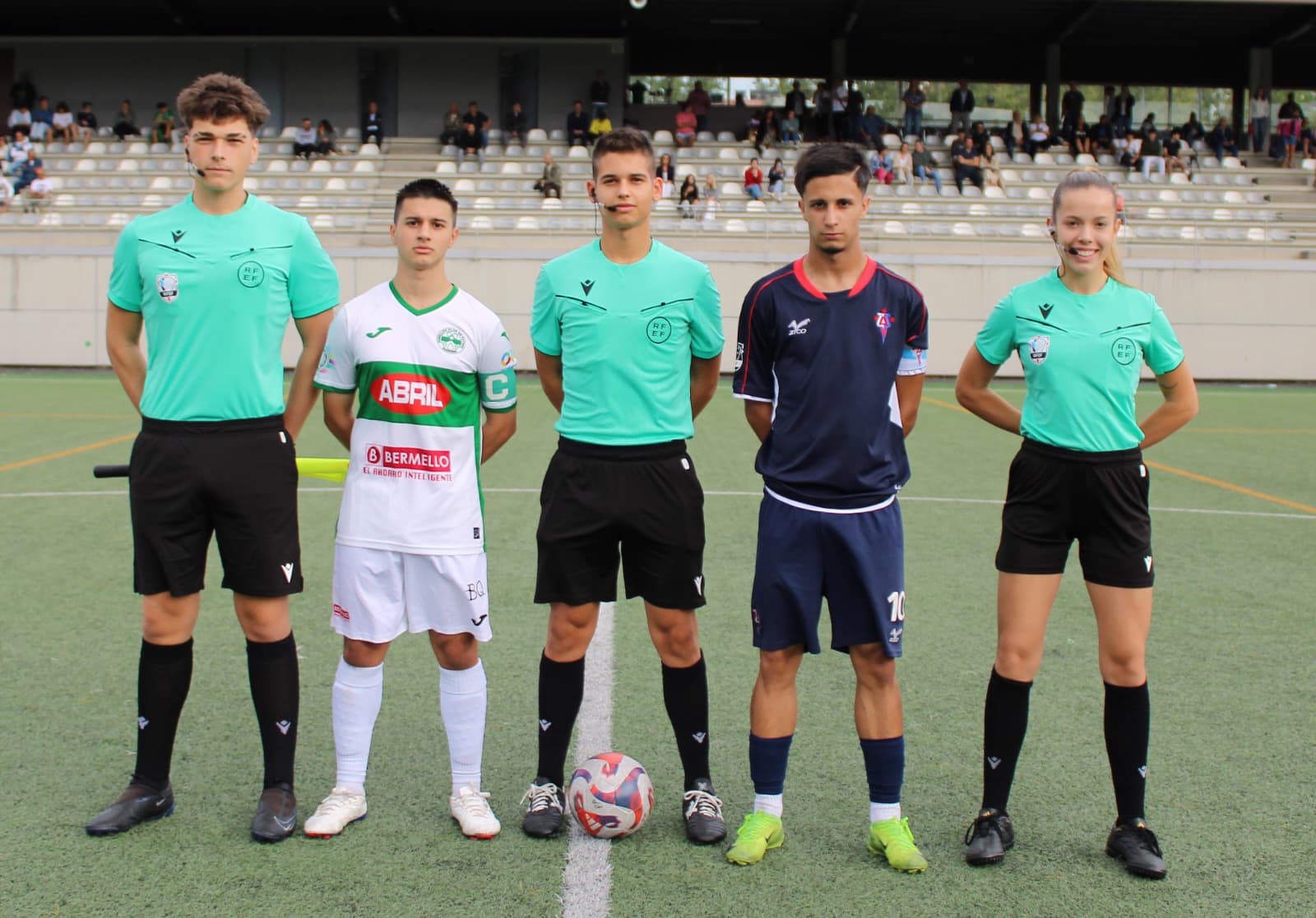 Os capitáns de ambos equipos co trio arbitral