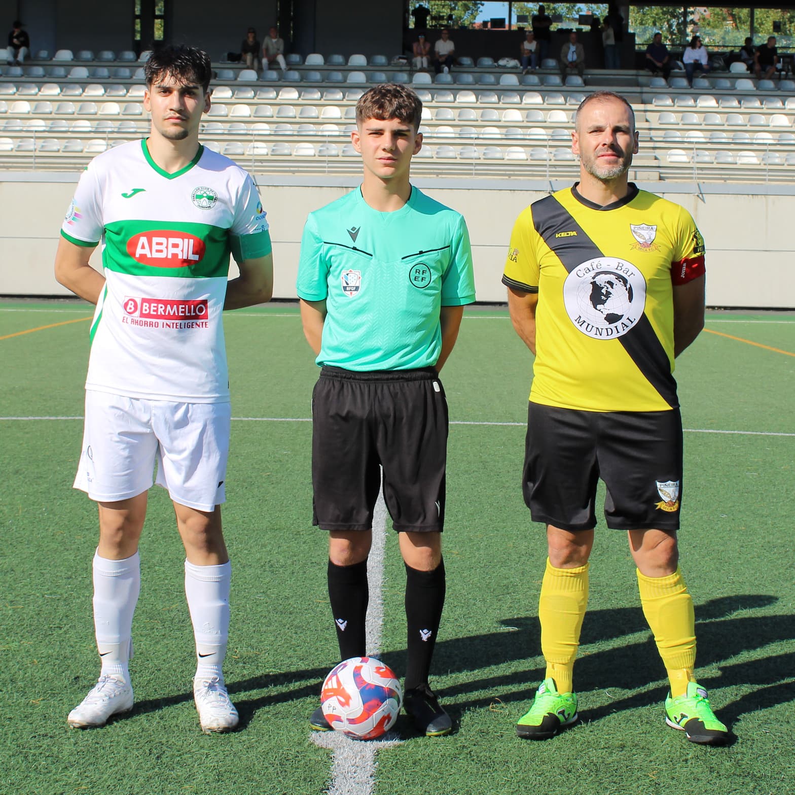 Os capitáns de ambos equipos co colexiado