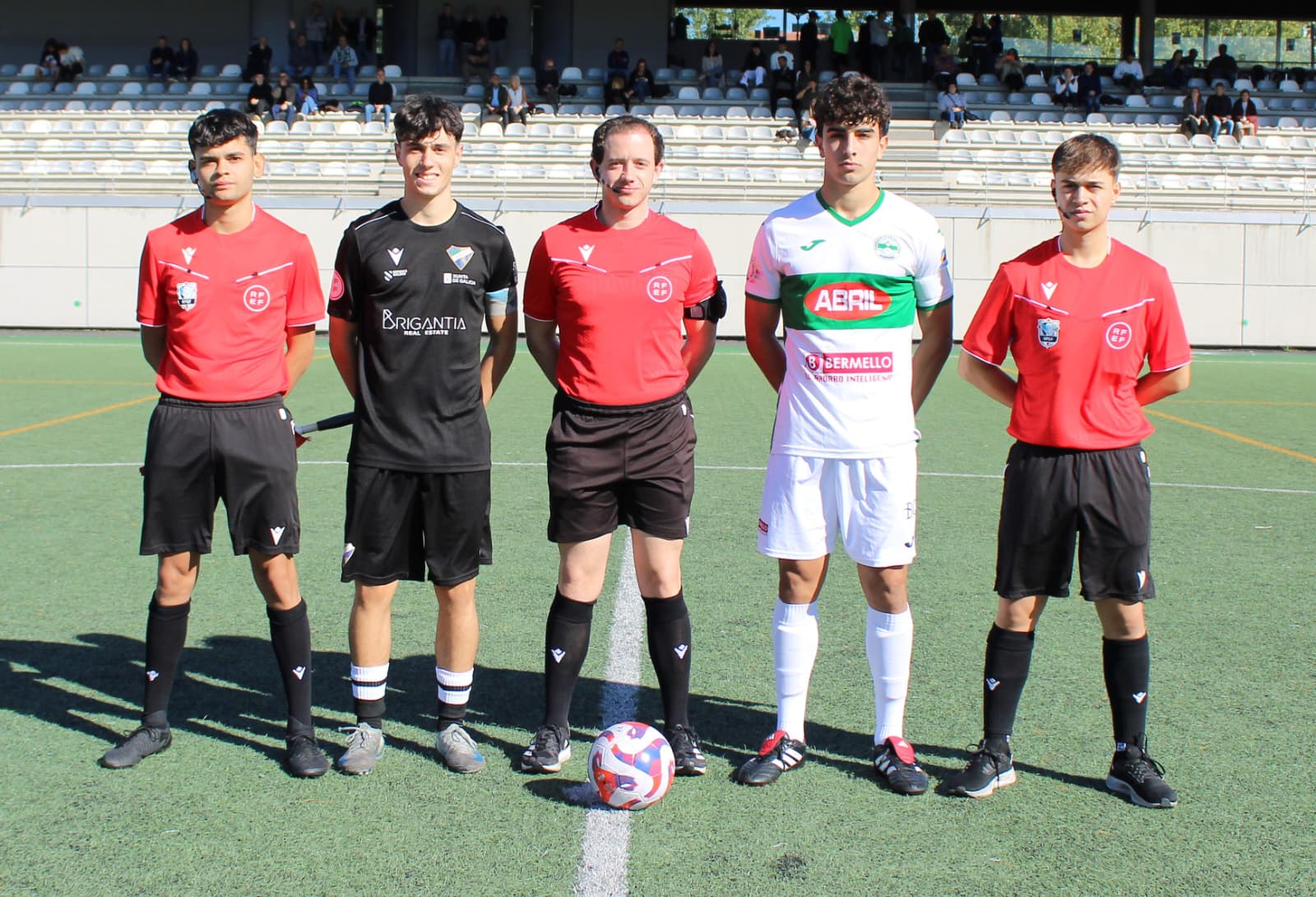 Os capitáns de ambos equipos co trio arbitral