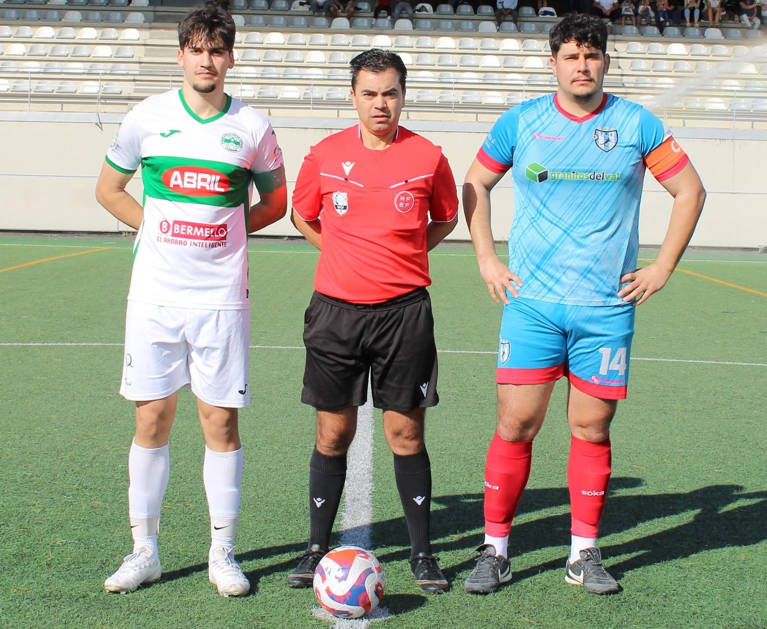 Os capitáns de ambos equipos, Sergio (Pabellón) e Atanes (Toén) co colexiado Queija Domínguez