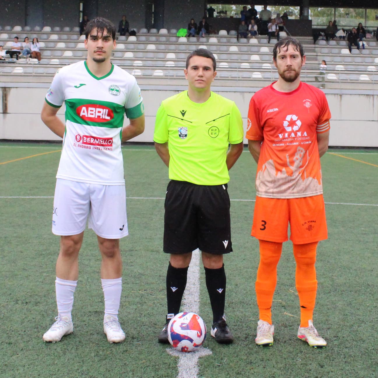 Os capitáns de ambos equipos, Sergio (Pabellón) e Diego (Viana) co colexiado Xoel Pintos