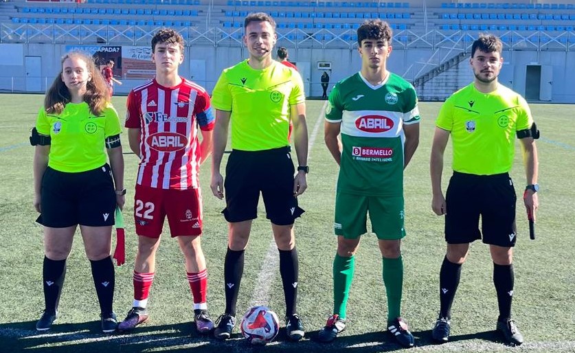 Os capitáns de ambos equipos co trio arbitral