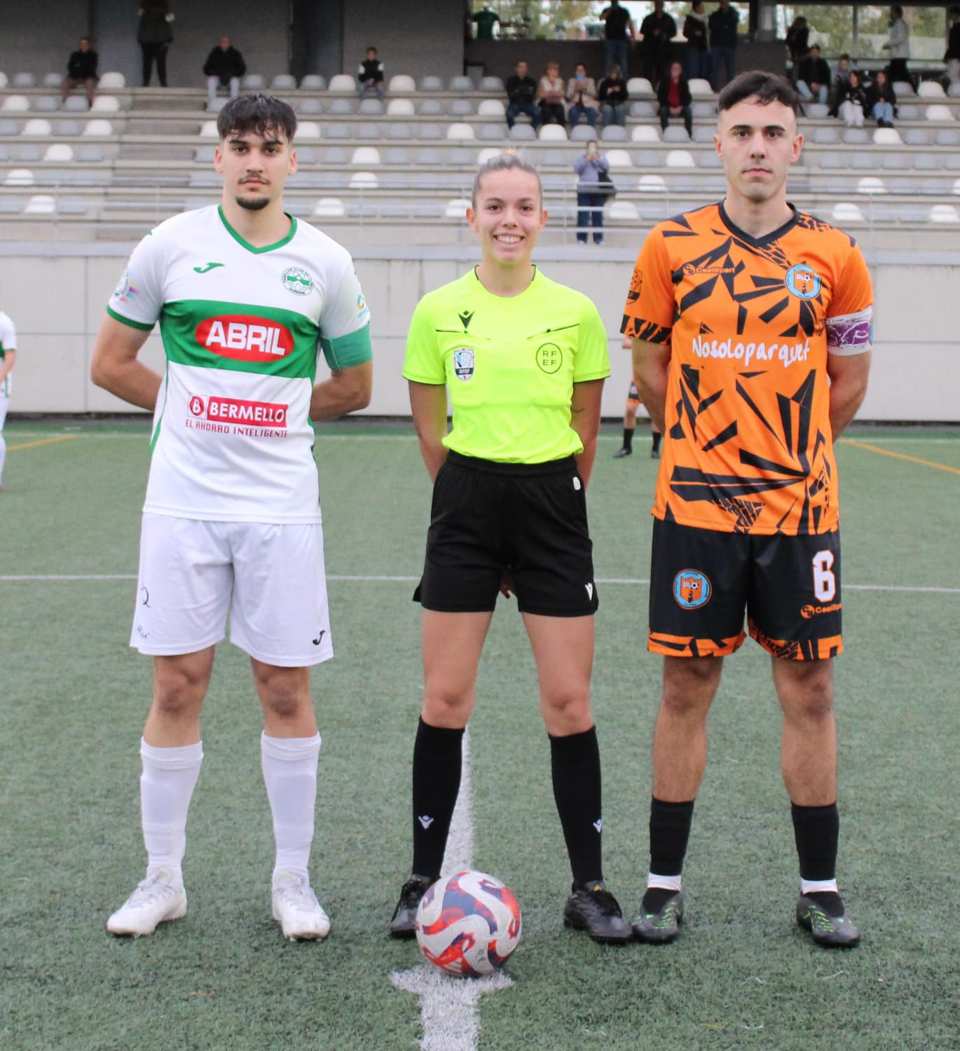 Os capitáns de ambos equipos, Sergio (Pabellón) e Dani (Paderne) coa colexiada Daniela Romero
