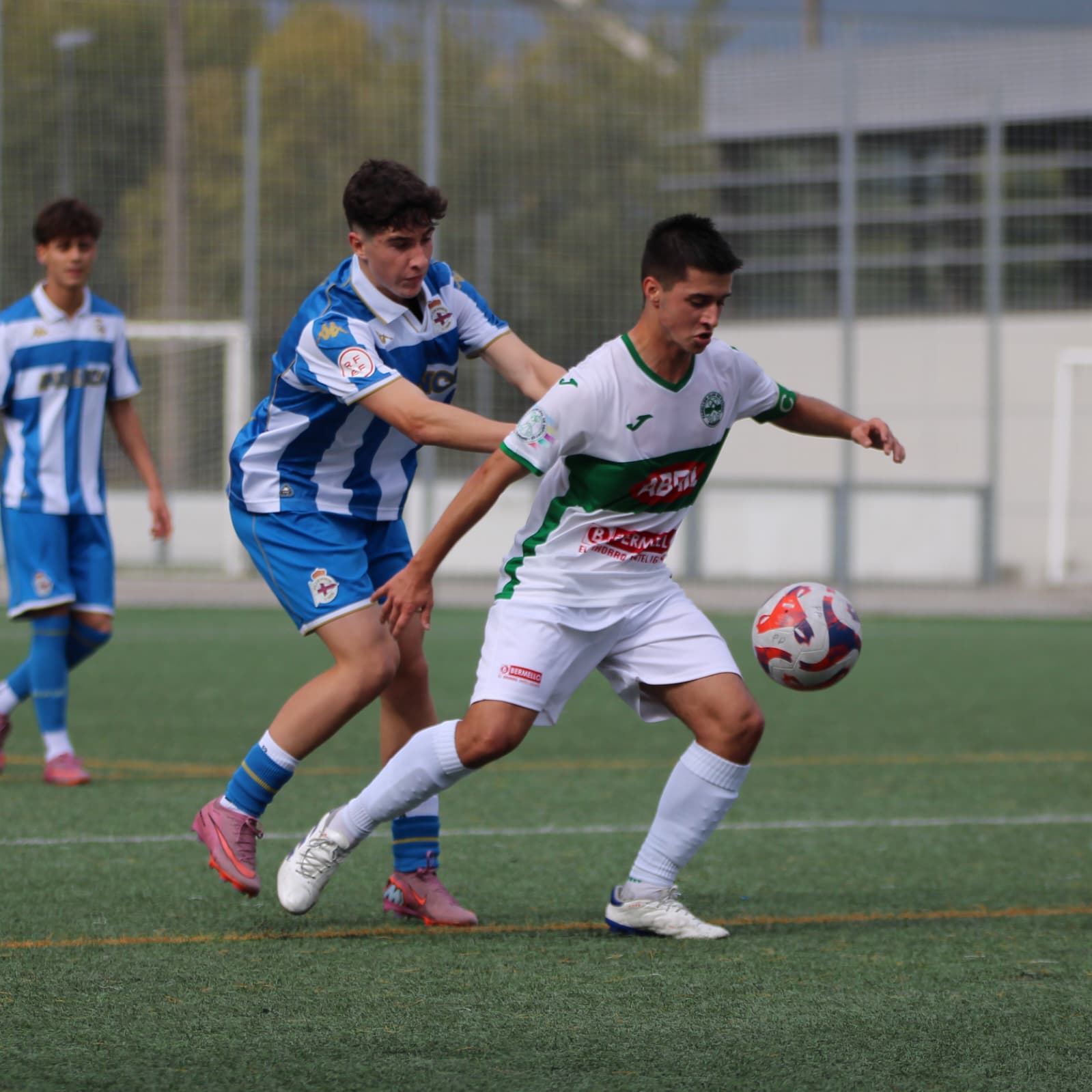 Ander intenta controlar un balón ante a presenza dun rival
