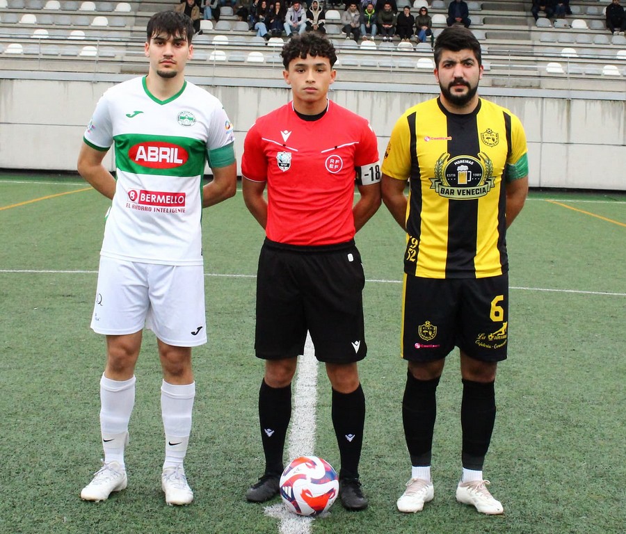 Os capitáns de ambos equipos, Sergio (Pabellón) e Christopher (Moreiras) co colexiado Brais Carballo