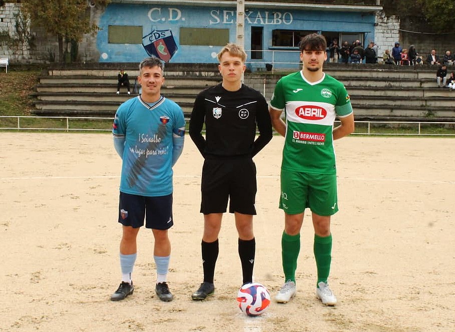 Os capitáns de ambos equipos co colexiado