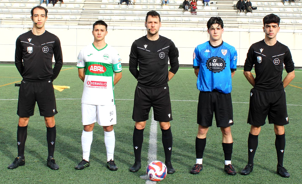 Os capitáns de ambos equipos co trio arbitral