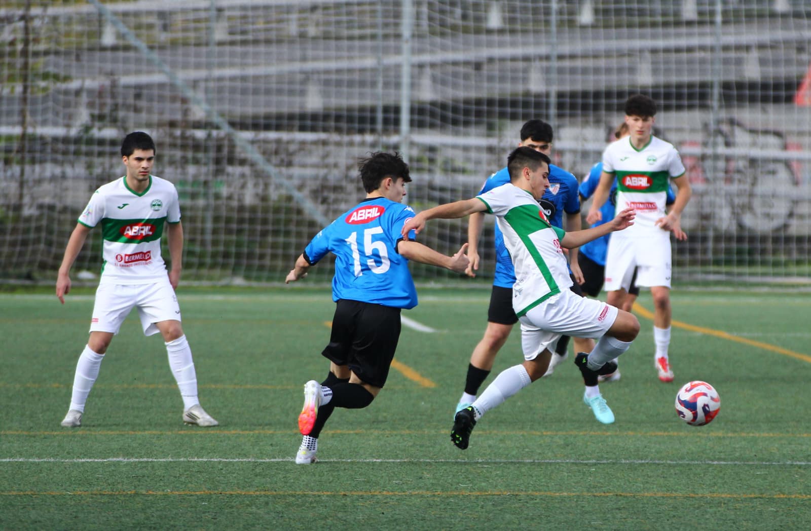 Ander intenta facerse co balón ante a presenza de Diego López