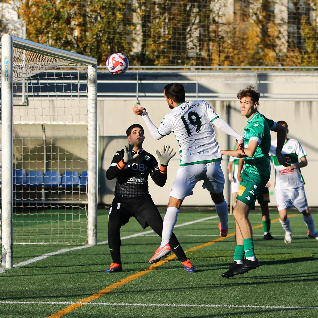 Sergio remata un balón que se foi fóra por pouco