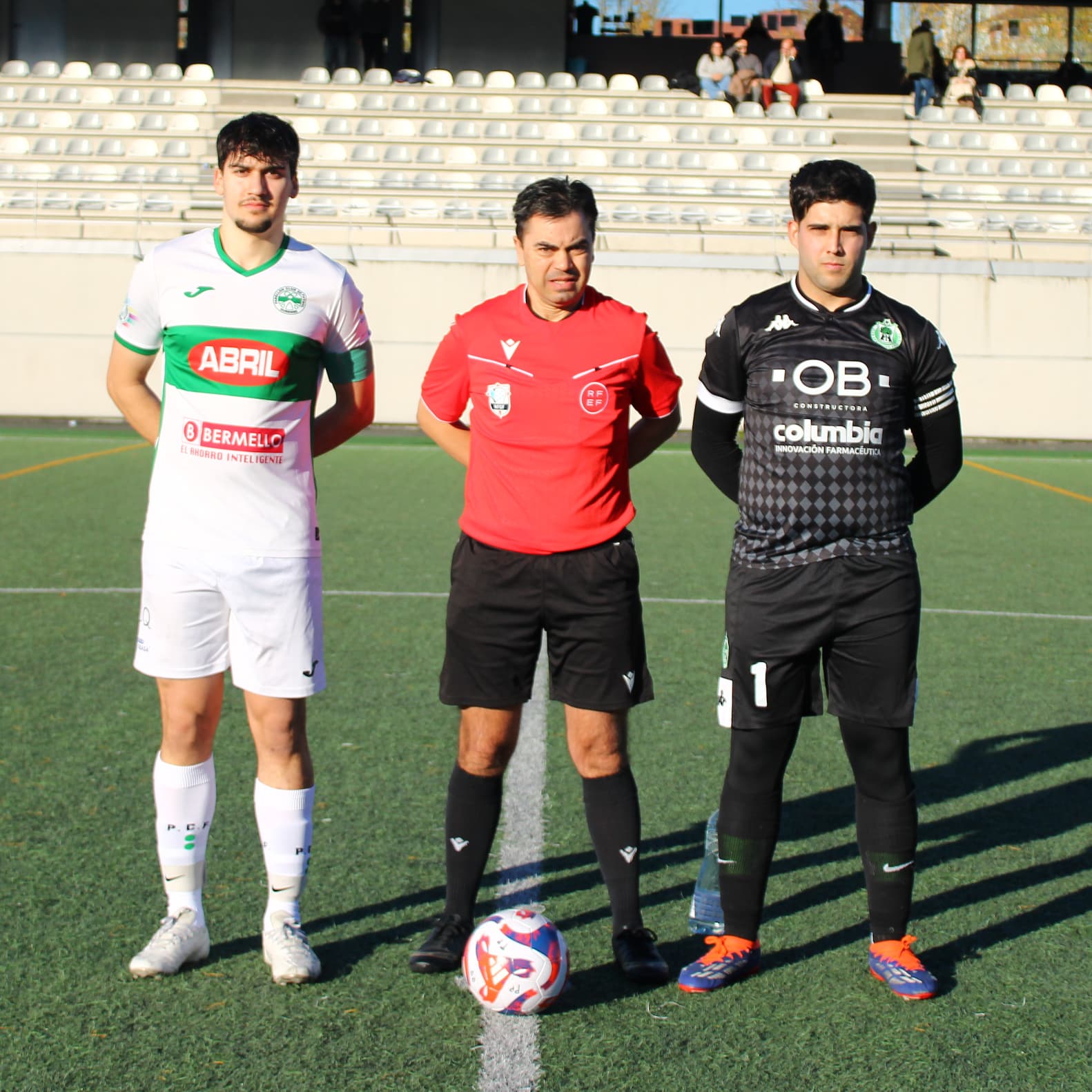 Os capitán de ambos equipos co colexiado