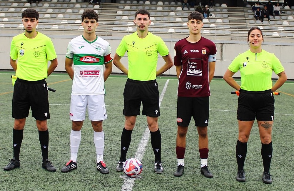 O trio arbitral cos capitáns de ambos equipos