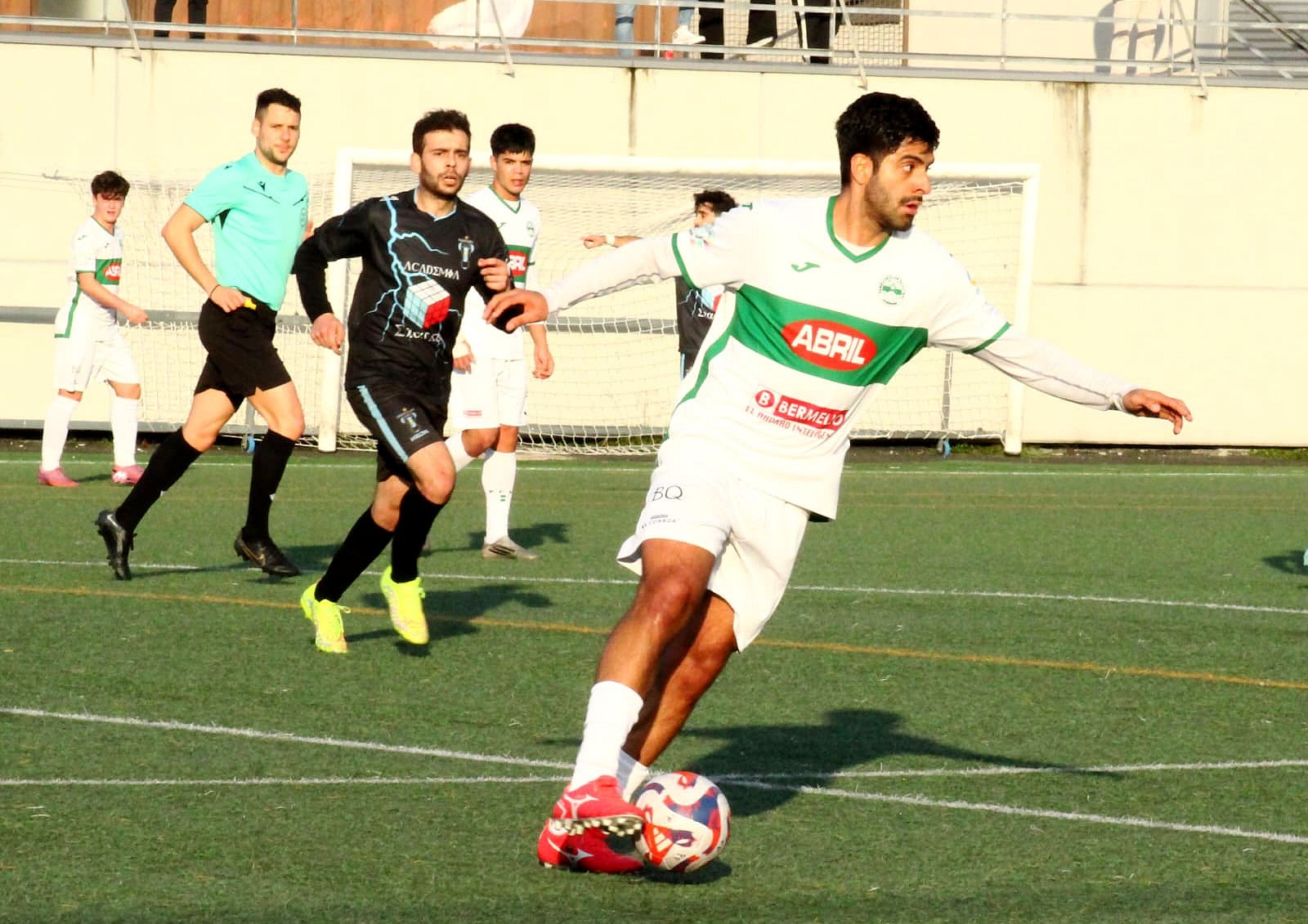Jhonny Merlo, hoy titular en los locales, avanza con el balón