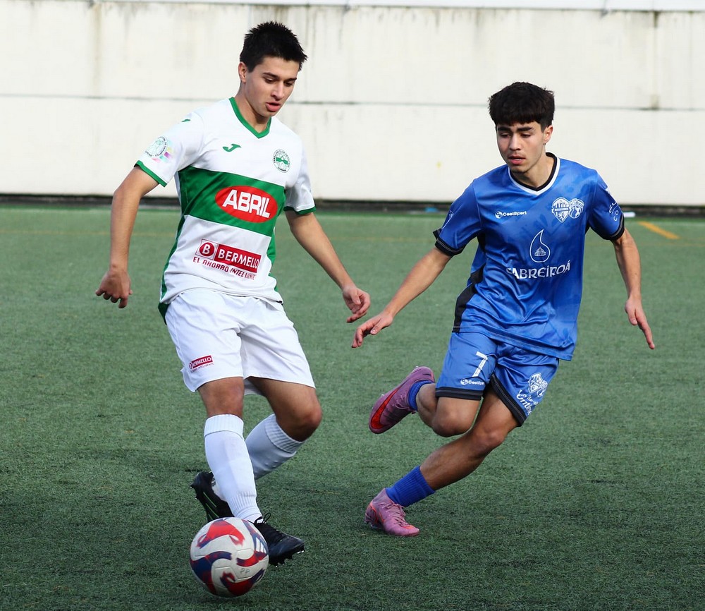 Ander controla un balón ante la presencia de Caride
