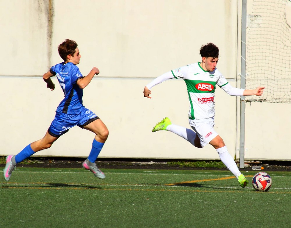 Jesús centra un balón ante a oposición de Quintas