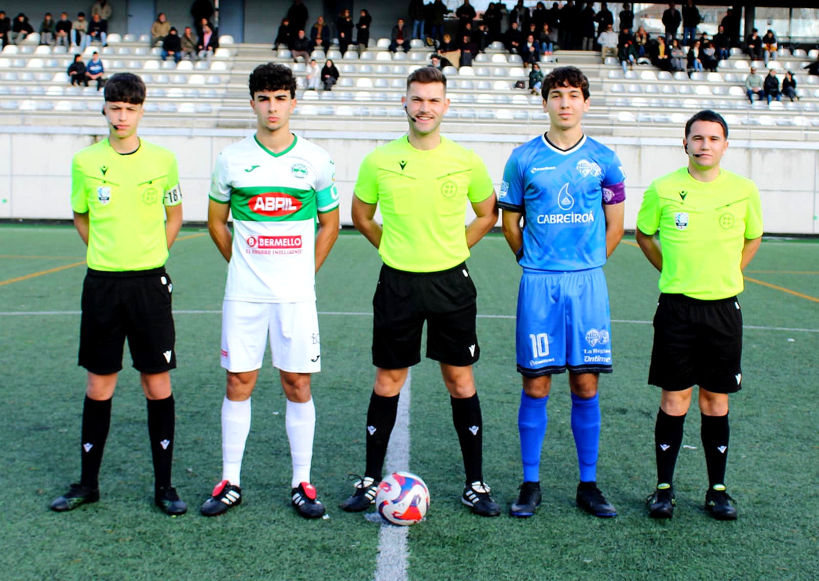 Os capitáns de ambos equipos co trio arbitral