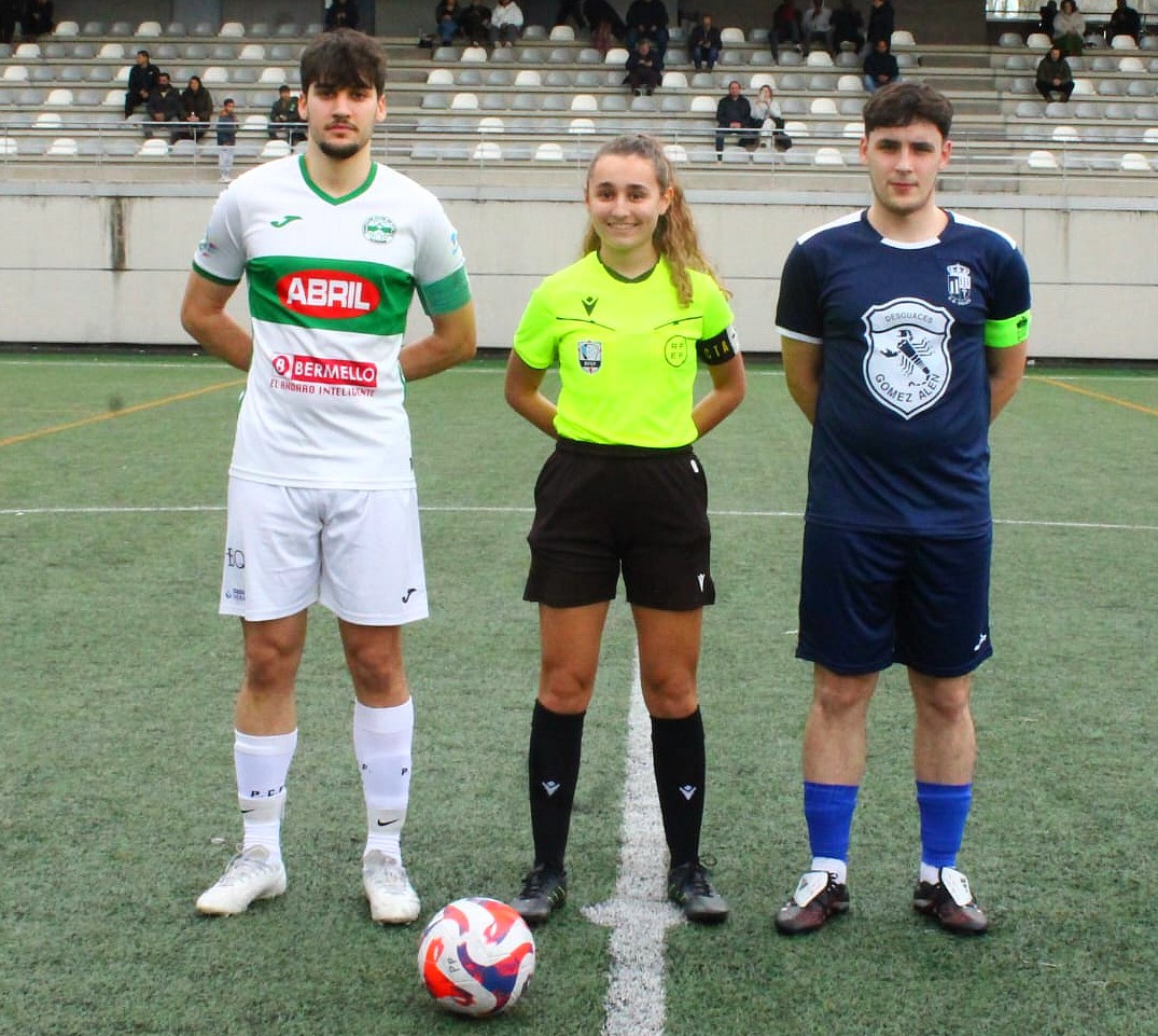 Os capitáns de ambos equipo coa colexiada do partido