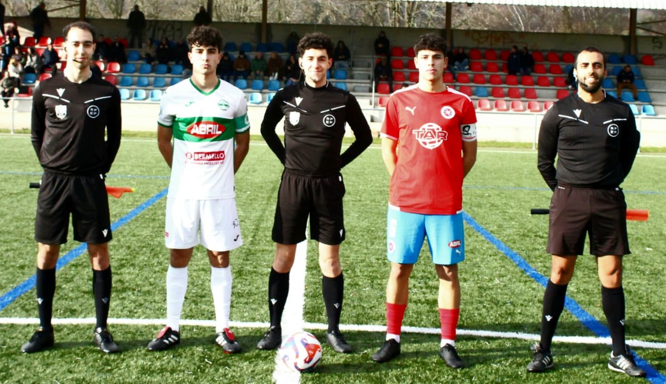 Os capitáns de ambos equipos co trio arbitral