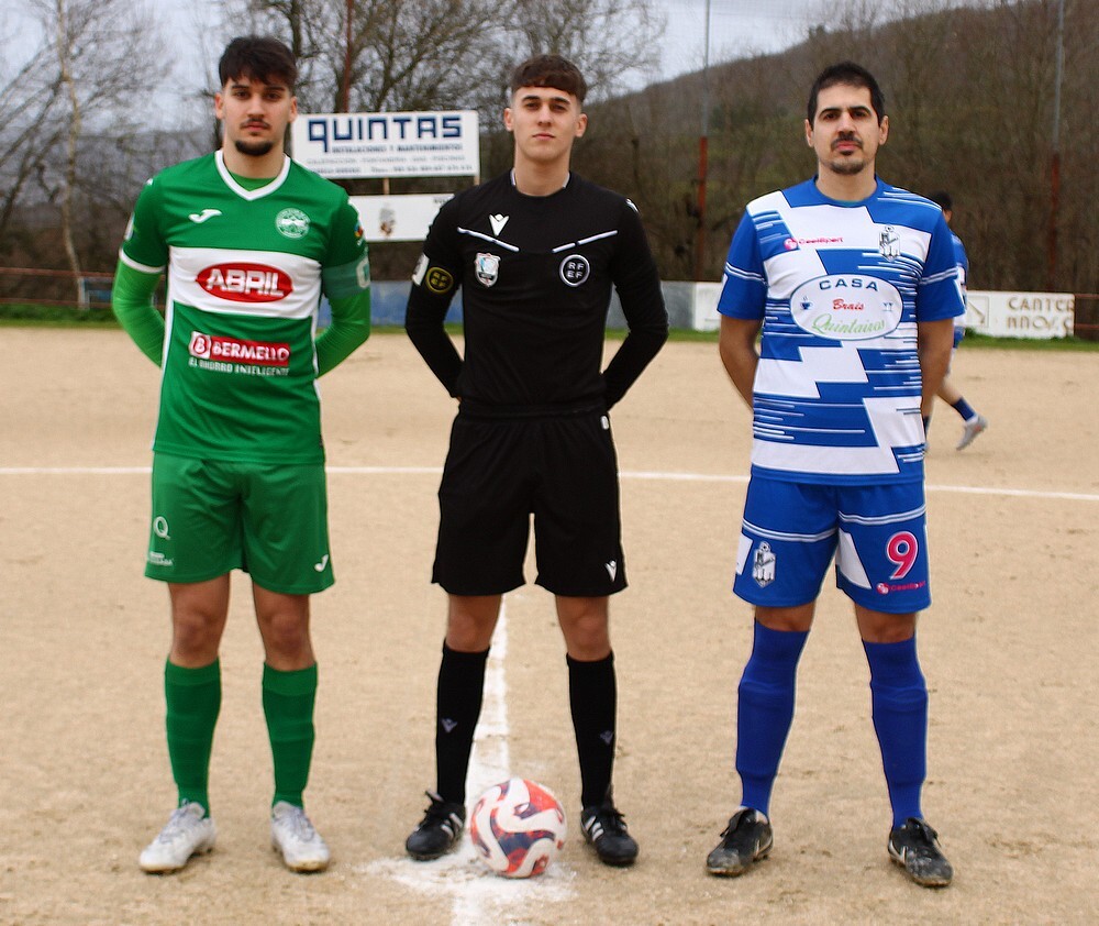 Os capitáns de ambos equipos, Sergio (Pabellón) e Jorge Menor (Taboadela), co colexiado Iago Borrajo
