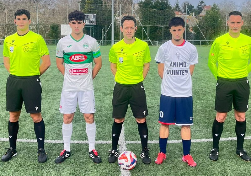 Os capitáns de ambos equipos co trio arbitral