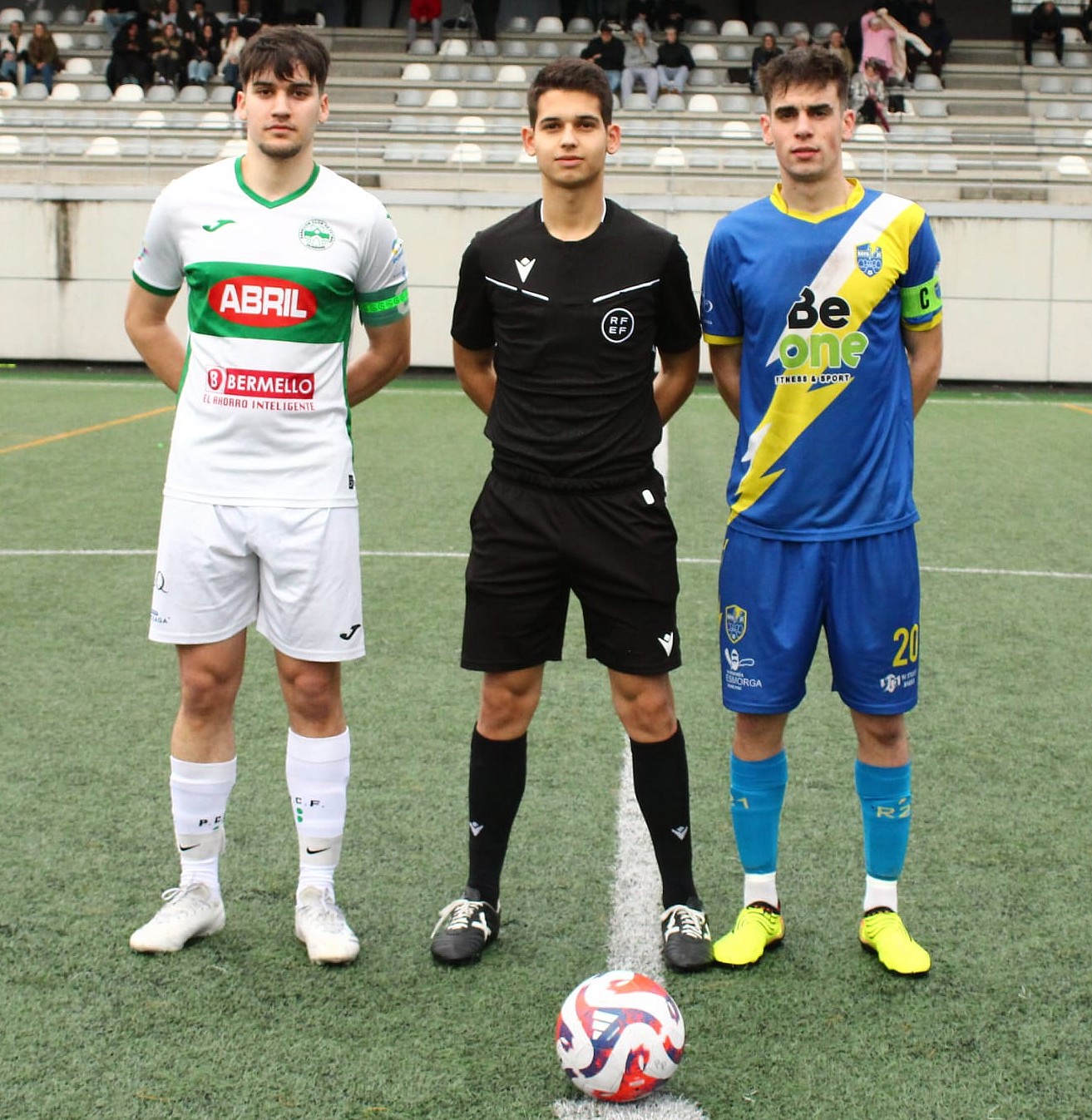 Os capitáns de ambos, Sergio (Pabellón) e Marcos (Rayo 21) equipos co colexiado González Rey