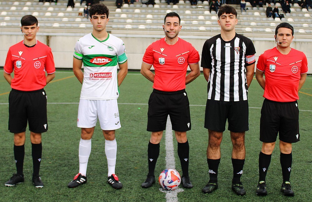 Os capitáns de ambos equipos co trio arbitral