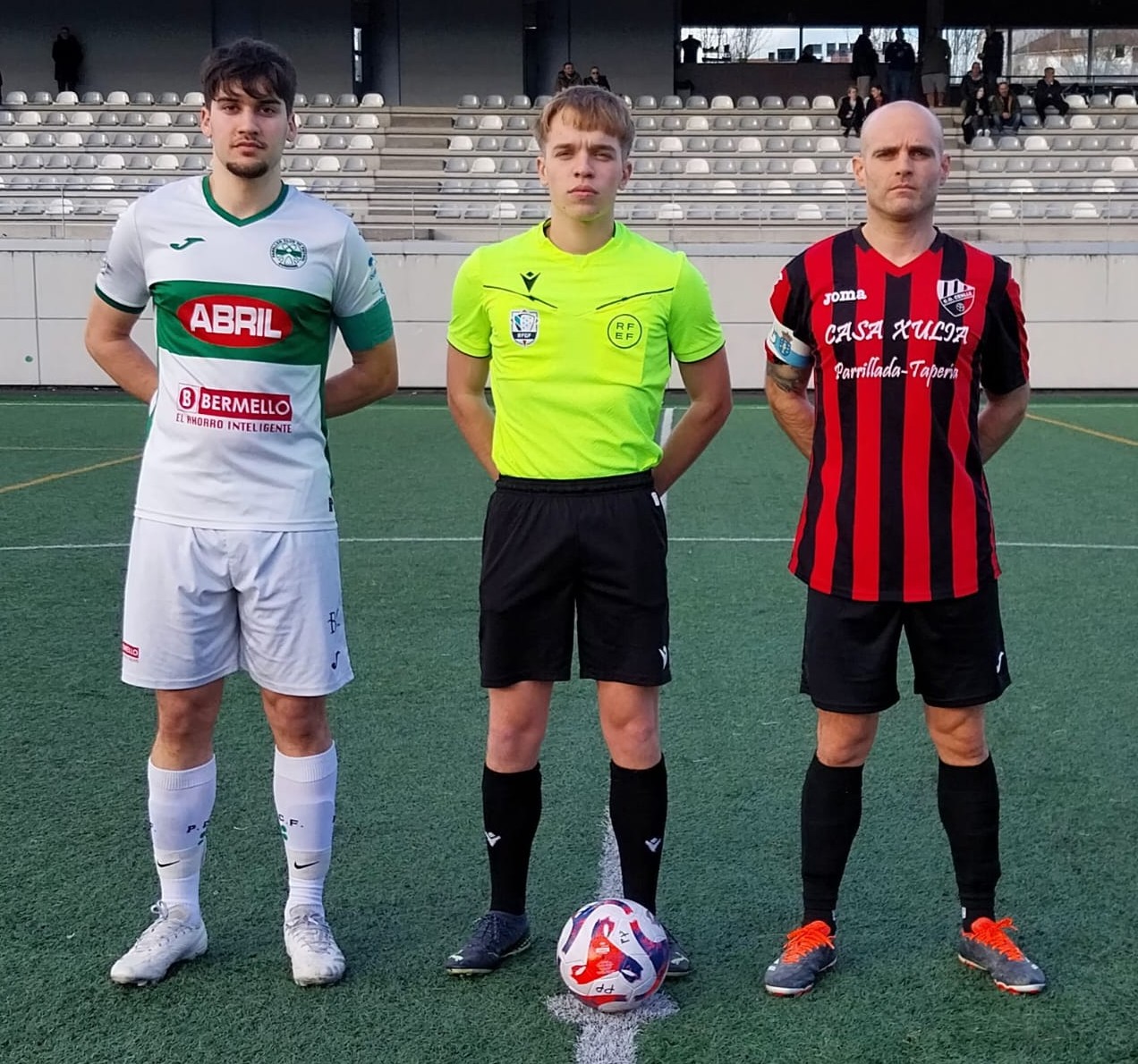 Os capitáns de ambos equipos co colexiado