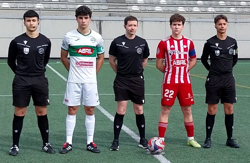 Os capitáns de ambos equipos co trio arbitral