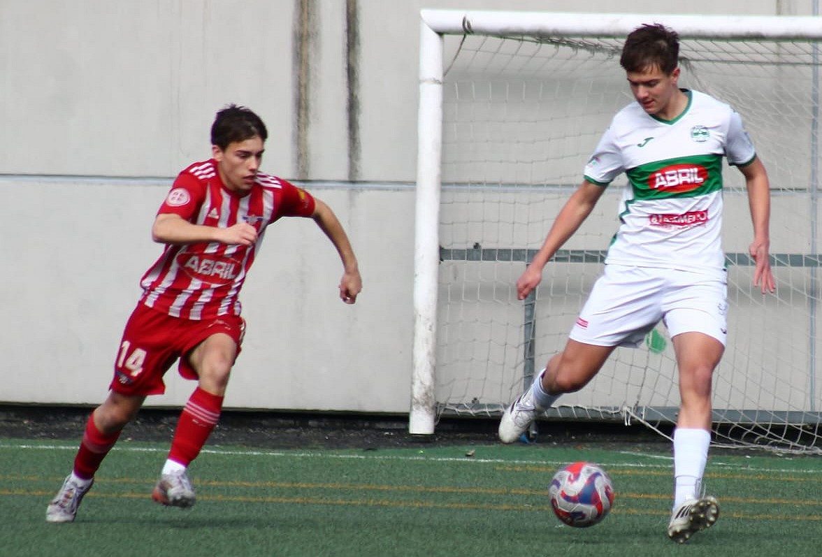 Tiago Cerdeiro intenta un pase ante a presenza dun rival